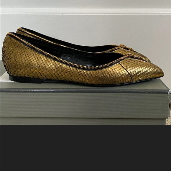 TOMFORD NIB Metallic Gold Python Flats - Picture 14 of 14